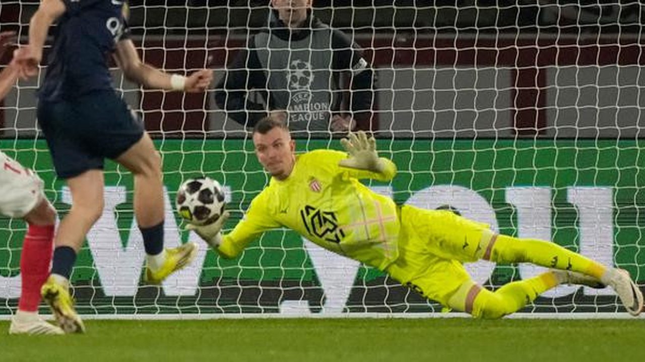 Khvicha Kvaratskhelia mencetak gol di laga PSG vs AS Monaco di leg kedua playoff Liga Champions 2025/2026 di Parc Des Princes, Kamis (26/02/2026) dini hari WIB. (AP Photo/Michel Euler)