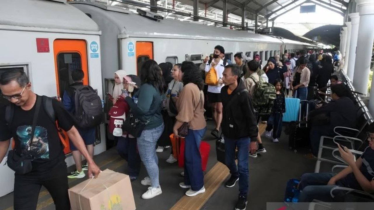 Mobilitas penumpang KAI Daop 8 Surabaya masih sangat tinggi menjelang berakhirnya masa libur Lebaran 2026, dengan ribuan orang kembali ke kota asal mereka.