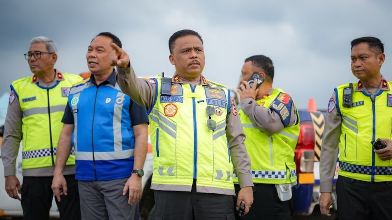 Kakorlantas Polri mengonfirmasi bahwa Lalin Tol Cipali Lancar setelah penerapan rekayasa lalu lintas satu arah (one way), membantu mengurai kepadatan kendaraan dan memastikan kelancaran arus balik.