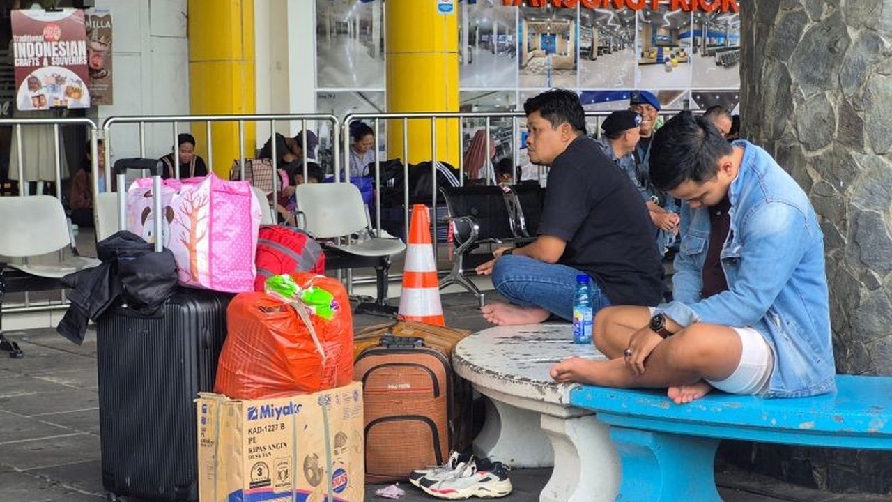 Sebanyak 2.144 pemilir tiba di Pelabuhan Tanjung Priok pada Jumat ini, menandai dimulainya puncak Arus Balik Lebaran dengan kedatangan dua kapal Pelni.