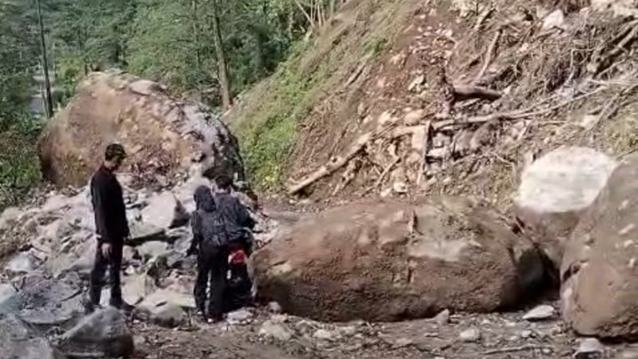 Bencana longsor kembali melanda Jepara, tepatnya di Desa Damarwulan, menyebabkan akses jalan utama menuju Desa Tempur terputus total dan memerlukan penanganan segera. Kejadian ini dipicu hujan deras dan kondisi tanah yang labil.