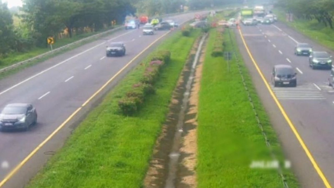 Petugas gabungan mulai menerapkan rekayasa one way Tol Cipali arah Jakarta untuk kelancaran arus balik Lebaran, memastikan perjalanan pemudik tetap aman dan lancar.