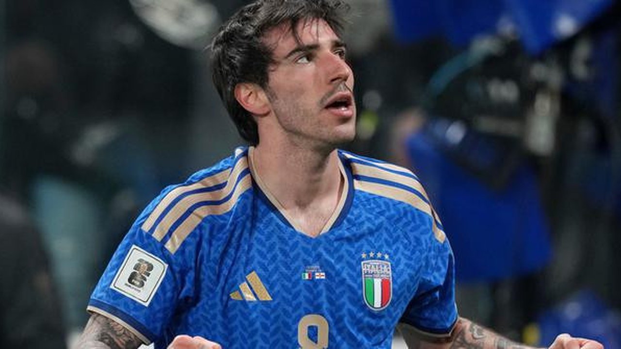 Pemain Italia, Sandro Tonali, merayakan gol pertama timnya dalam pertandingan play-off kualifikasi Piala Dunia melawan Irlandia Utara di Bergamo, Italia, Jumat (27/3/2026) dini hari WIB. (AP