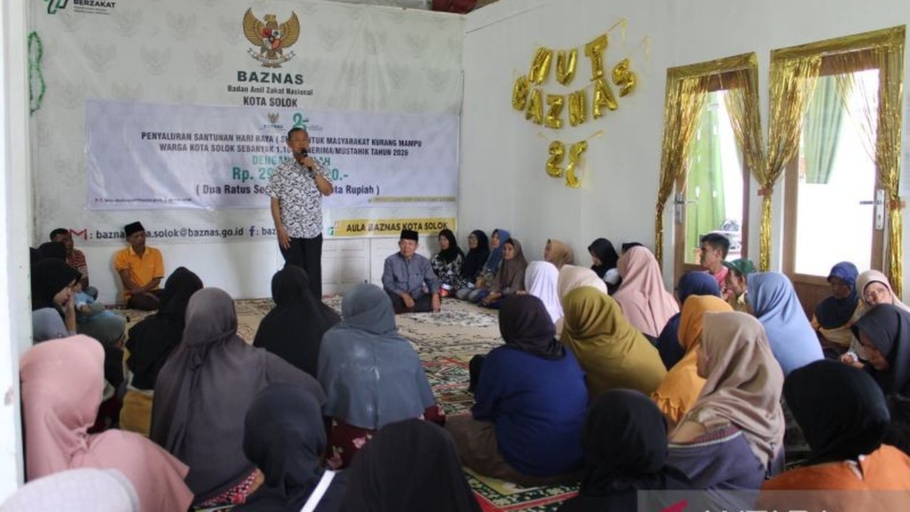 Badan Amil Zakat Nasional (Baznas) Kota Solok sukses menyalurkan Santunan Lebaran senilai Rp300 juta kepada lebih dari 1.300 warga kurang mampu, membantu mereka merayakan hari raya dengan layak.
