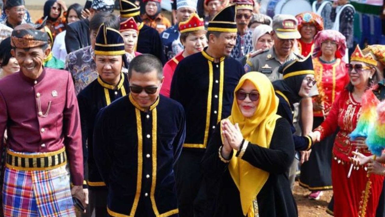 Pemkab Luwu Timur ajak masyarakat aktif lestarikan budaya lokal sebagai warisan berharga. Upaya ini penting agar budaya tetap adaptif di tengah arus globalisasi.
