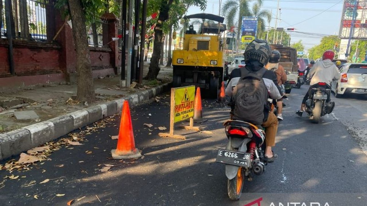 Pemerintah Kota Cirebon fokus pada pemeliharaan jalan untuk menjaga kondisi infrastruktur yang sudah baik, meskipun menghadapi keterbatasan anggaran. Simak strategi Pemkot Cirebon dalam mengelola Pemeliharaan Jalan Cirebon.
