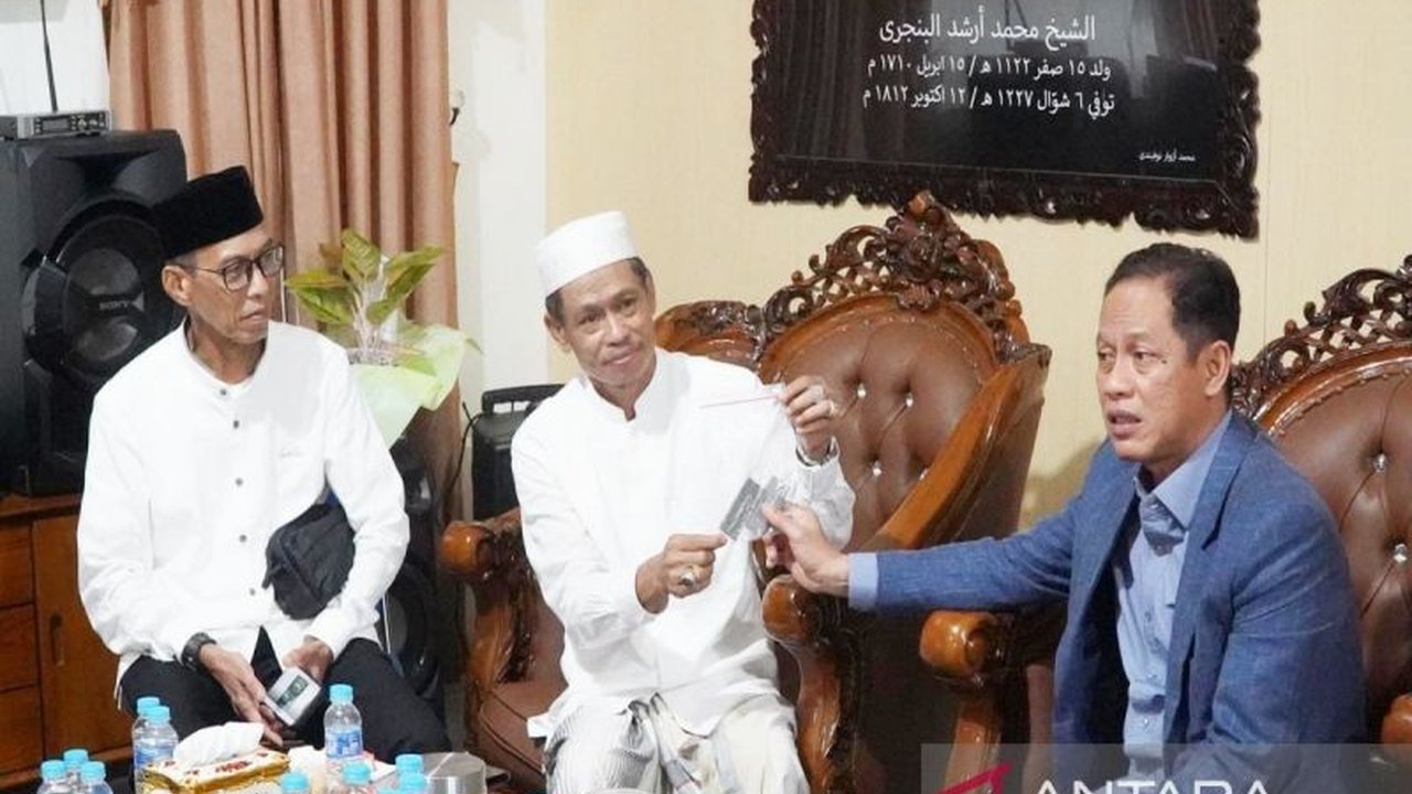 Universitas Lambung Mangkurat (ULM) meluncurkan program inovatif Mahasiswa Penggerak Pemilah Sampah, melibatkan ratusan mahasiswa untuk mendukung gerakan nasional Indonesia ASRI dan pengelolaan lingkungan berkelanjutan.