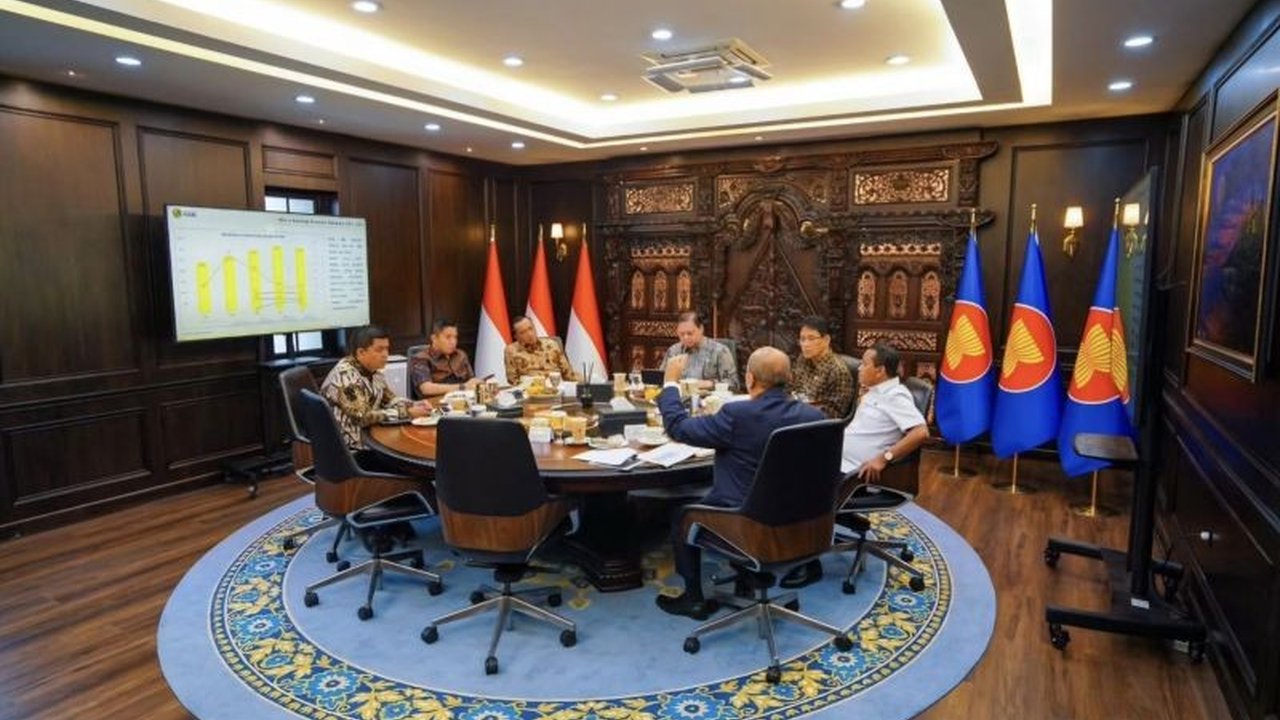 Pemerintah terus memperkuat Kebijakan Energi dan Stimulus Ekonomi untuk menjaga stabilitas harga, daya beli masyarakat, dan pertumbuhan ekonomi nasional di tengah dinamika global.