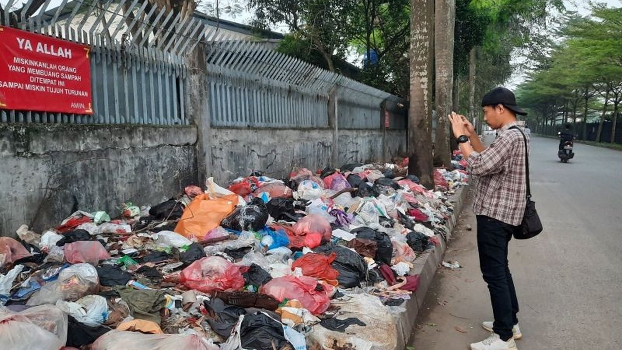 Volume sampah di Kabupaten Tangerang kini mencapai 2.700 ton setiap hari, meningkat pasca-Idul Fitri. Dinas Lingkungan Hidup dan Kebersihan (DLHK) Kabupaten Tangerang telah menyiapkan berbagai strategi untuk mengatasi lonjakan volume sampah ini.