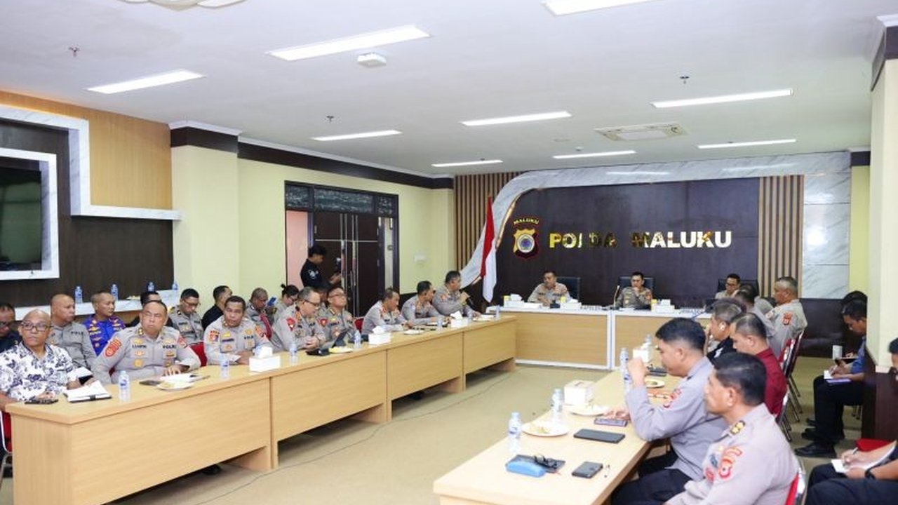 Polda Maluku mengerahkan pengamanan terpadu untuk memastikan kelancaran perayaan Paskah dan tradisi Pukul Sapu di Maluku. Simak strategi lengkapnya agar ibadah dan budaya tetap terjaga.