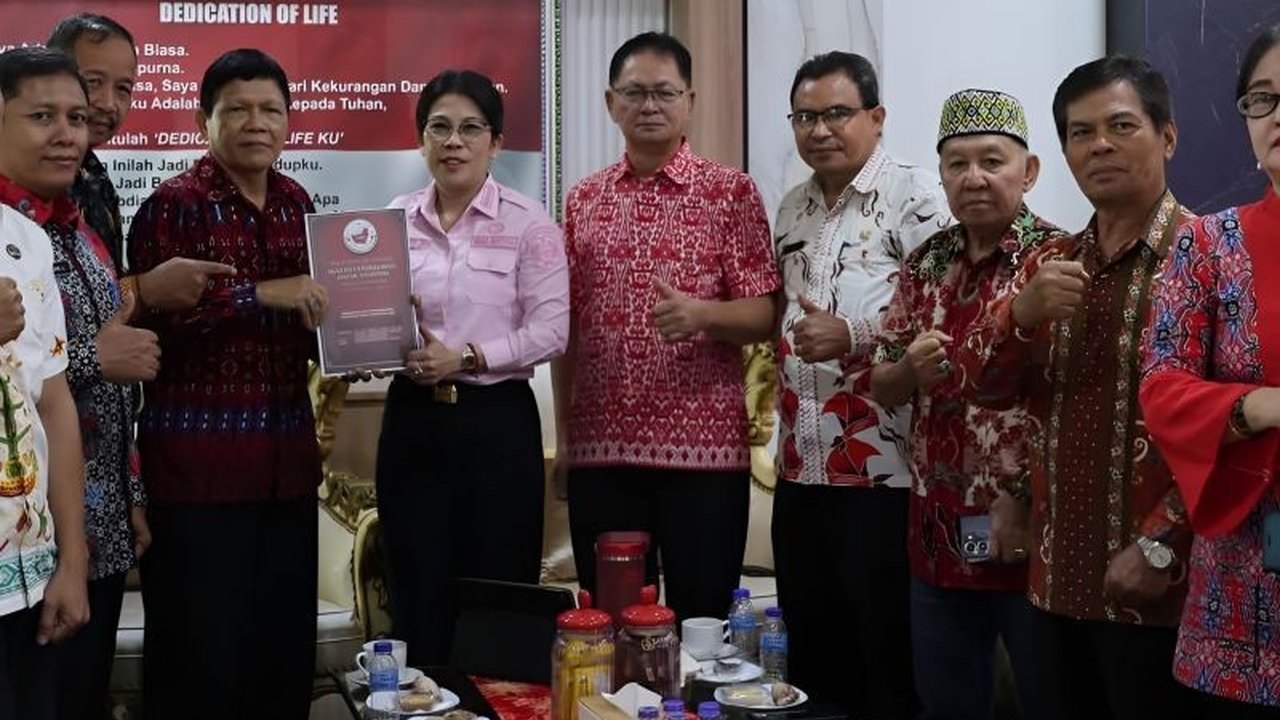 Wali Kota Singkawang, Tjhai Chui Mie, mendorong penguatan Peran Cendekiawan Dayak melalui Ikatan Cendekiawan Dayak Nasional (ICDN) sebagai mitra strategis pemerintah dalam mendukung pembangunan daerah yang inklusif dan berkelanjutan.