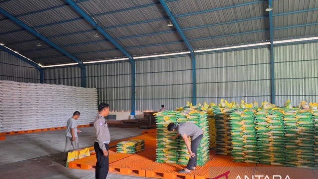 Perum Bulog Kanwil Kaltim-Kaltara menyalurkan Bantuan Pangan Bulog Kaltim-Kaltara berupa beras dan minyak kepada ratusan ribu KPM, bertujuan menjaga daya beli dan stabilitas harga pangan nasional.