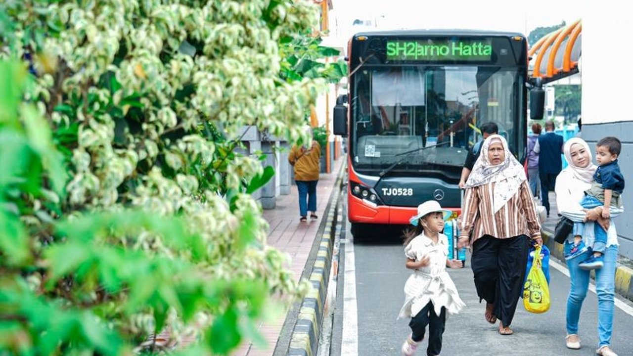 Selama periode Lebaran 2026, lebih dari 18 ribu penumpang telah menggunakan layanan Transjakarta Blok M-Soetta. Temukan bagaimana rute ini mempermudah perjalanan dari pusat kota ke Bandara Soekarno-Hatta.