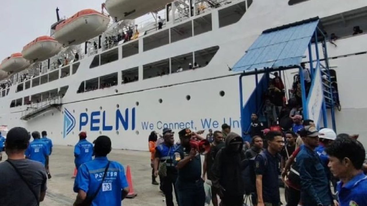 Pelabuhan Jayapura mencatat lonjakan signifikan penumpang pada puncak Arus Balik Lebaran Jayapura 2026, dengan ribuan orang kembali setelah masa libur panjang Idulfitri.