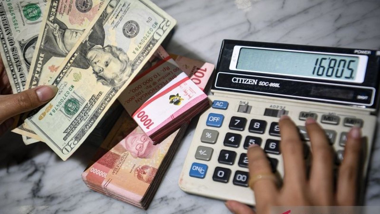 Nilai tukar Rupiah melemah signifikan hari ini, mencapai Rp16.979 per dolar AS, dipicu oleh ketegangan geopolitik di Timur Tengah yang melibatkan AS dan Iran, sebuah situasi yang dinilai pengamat lebih parah dari krisis sebelumnya.
