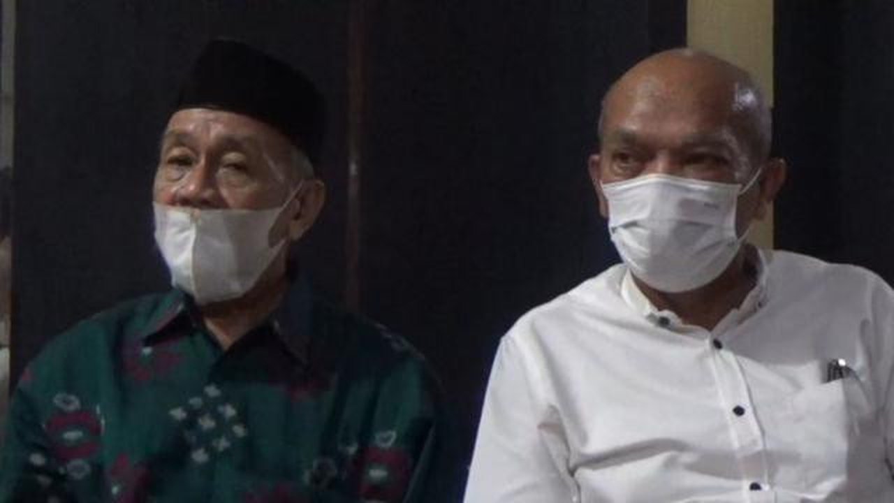 Ustaz Adnan Arsal. (kiri)