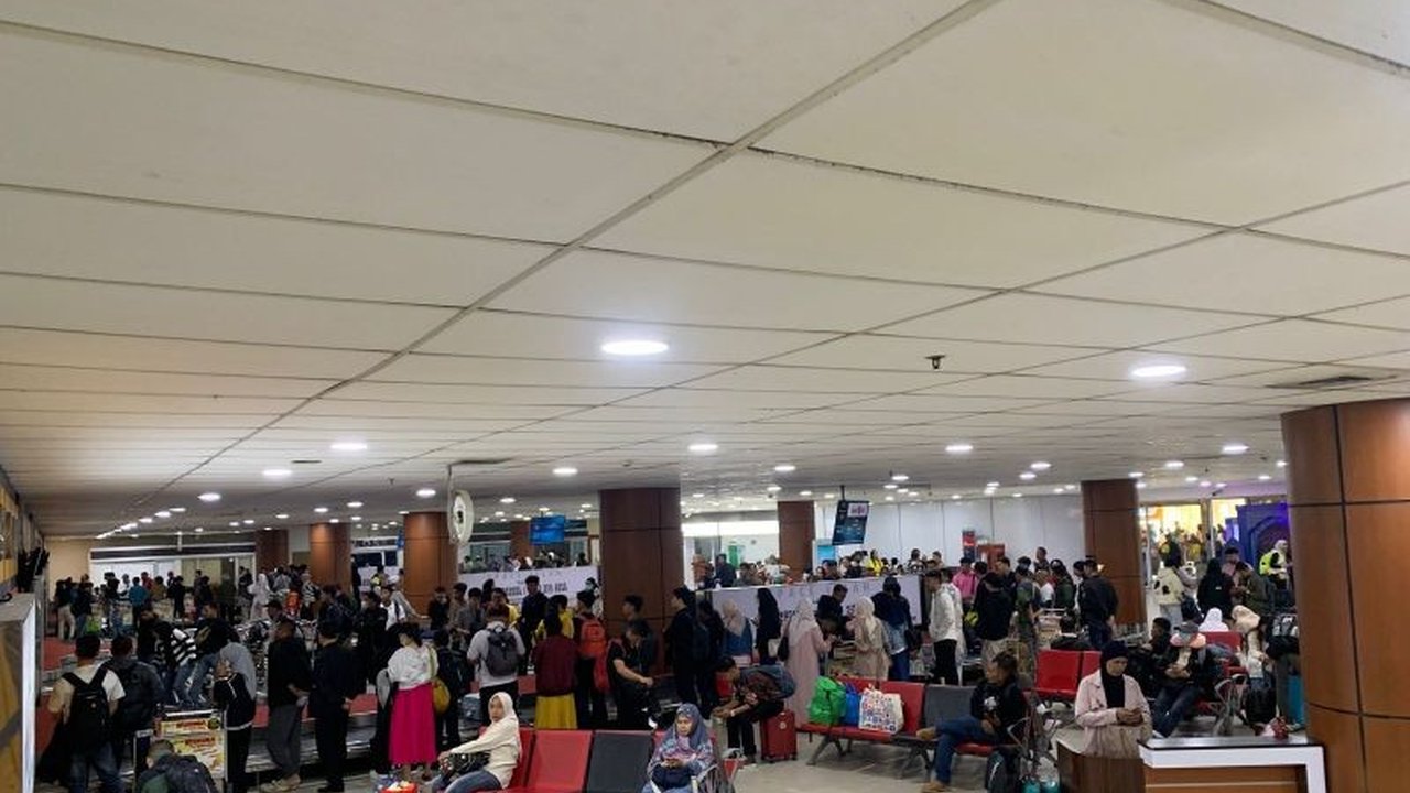 Jumlah penumpang Bandara Pekanbaru, yakni Bandara Internasional Sultan Syarif Kasim II, mencatat kenaikan signifikan hingga 177.699 orang selama periode mudik dan balik Lebaran 2026, menunjukkan pemulihan aktivitas penerbangan yang kuat.