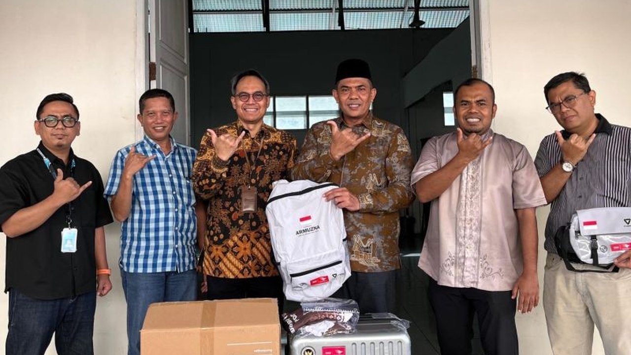 Kantor Wilayah Kementerian Haji dan Umrah (Kemenhaj) Sumatera Barat mempercepat **Distribusi Koper Haji Padang** untuk kloter satu asal Kota Padang, memastikan kesiapan calon jamaah haji sebelum keberangkatan.