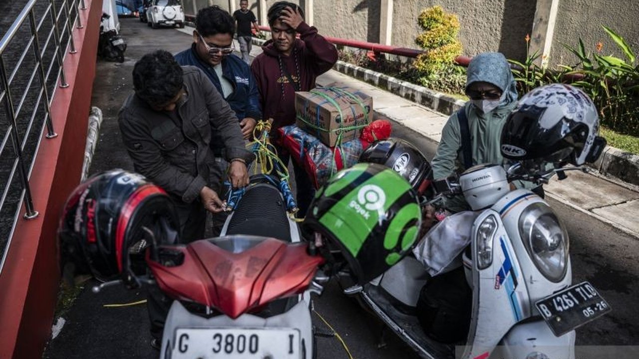 Jutaan pemilir memadati jalur transportasi saat Arus Balik Lebaran 2026, sementara penjual lemang menikmati berkah ekonomi dari peningkatan permintaan.
