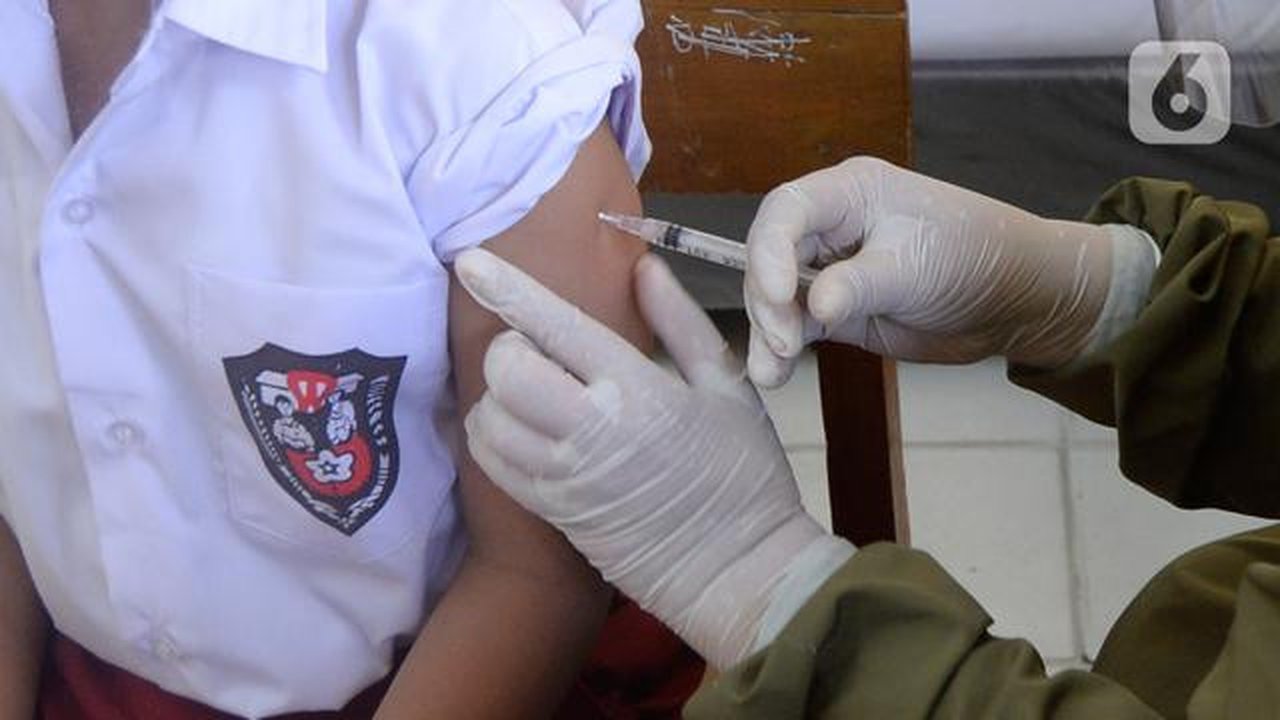 Petugas Puskesmas memberikan imunisasi campak kepada siswa kelas I saat pelaksanaan Bulan Imunisasi Anak Sekolah (BIAS) di SDN Serua 3, Ciputat, Tangsel, Selasa (1/9/2020). Kegiatan itu untuk