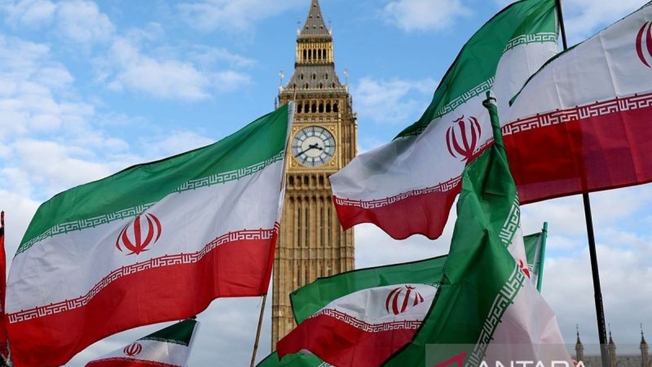 Di tengah eskalasi konflik global, Bendera Iran bukan sekadar lambang negara, melainkan cerminan identitas, sejarah panjang, dan medan pertarungan simbol yang membelah dunia, menarik perhatian global.