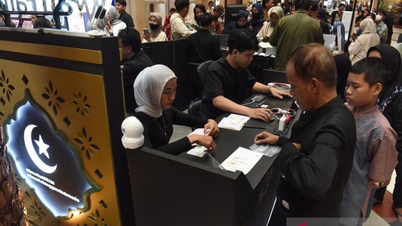 Harga emas Antam pada hari Sabtu, 28 Maret, mengalami kenaikan signifikan sebesar Rp27.000 per gram, membuat harga jualnya kini mencapai Rp2.837.000 per gram. Kenaikan harga emas Antam ini menarik perhatian investor dan masyarakat yang ingin mengetahui pe