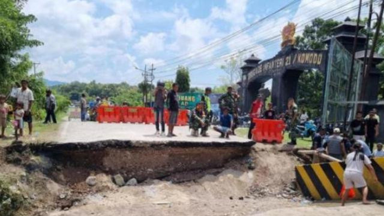 Kondisi jembatan Trans Timor tepatnya di depan Brigif Kupang ambruk. (Liputan6.com/Ola Keda)