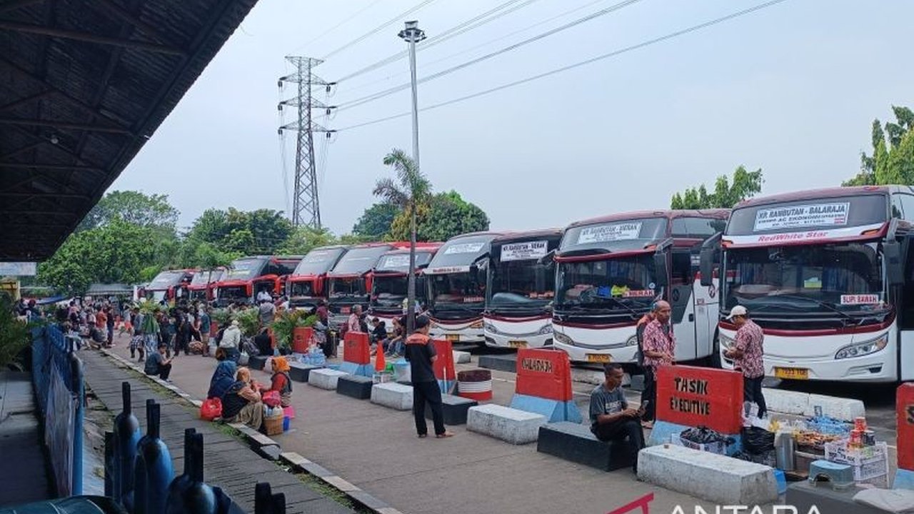 Terminal Kampung Rambutan bersiap menghadapi puncak Arus Balik kedua Lebaran 2026 pada Minggu (29/3), dengan ribuan penumpang diperkirakan tiba. Bagaimana kesiapan terminal dalam melayani lonjakan penumpang ini?