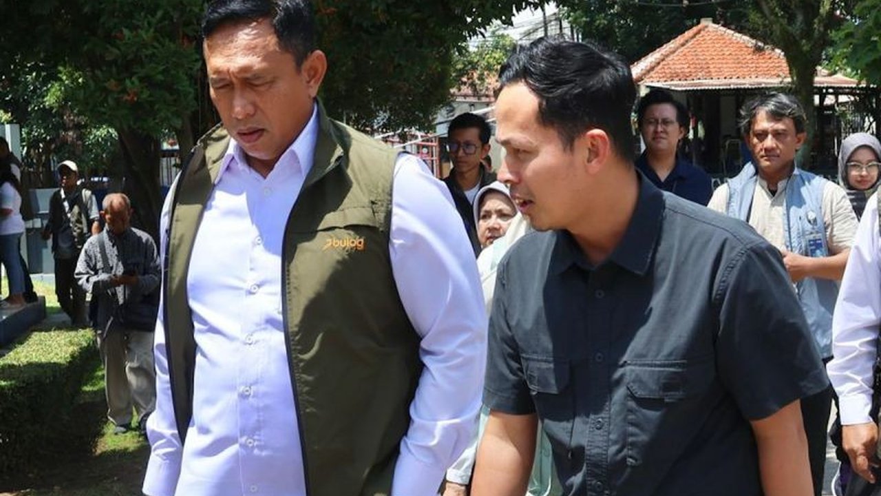Perum Bulog membantah tegas informasi yang menyebut Direktur Utama (Dirut) Ahmad Rizal Ramdhani akan menjabat sebagai Kepala Badan Intelijen Strategis (Kabais) TNI, menegaskan kabar tersebut hoaks dan menyesatkan publik.