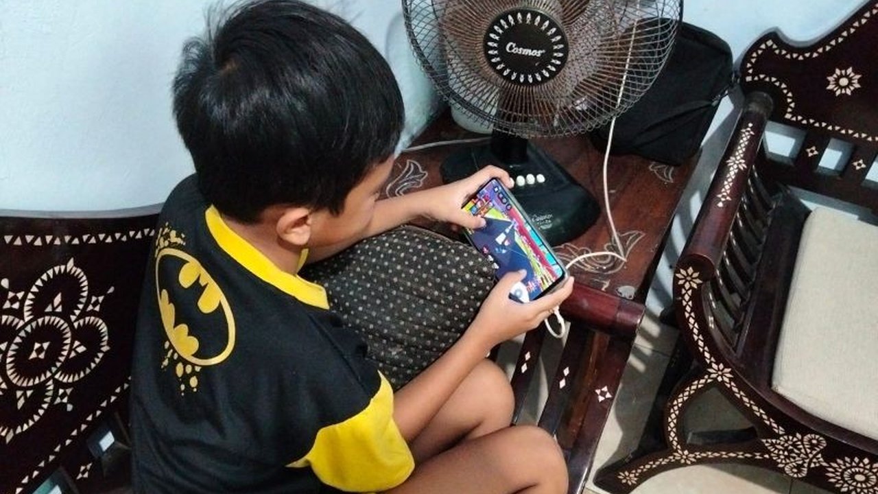 Kebijakan Komdigi membatasi akses game online dan media sosial bagi anak di bawah umur mendapat dukungan penuh orang tua di Mataram. Langkah ini dianggap krusial untuk melindungi generasi muda dari adiksi dan konten negatif.