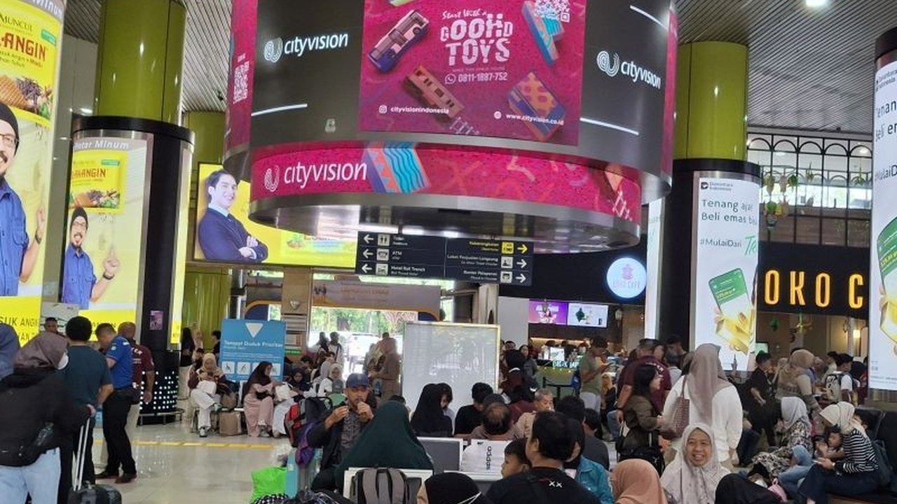 Data terbaru menunjukkan Arus Balik KAI Daop 1 masih padat dengan lebih dari 52 ribu penumpang tiba di Jakarta pada Sabtu, meskipun sedikit menurun dibanding hari sebelumnya. Simak detailnya!