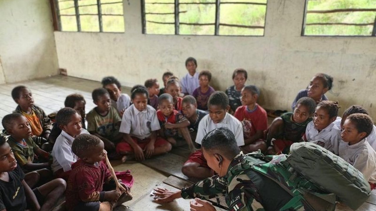 Simak kisah inspiratif Prajurit TNI Mengajar di Puncak Jaya, Papua Tengah, memberikan harapan baru bagi pendidikan anak-anak di daerah terpencil dan mempererat hubungan TNI-rakyat.