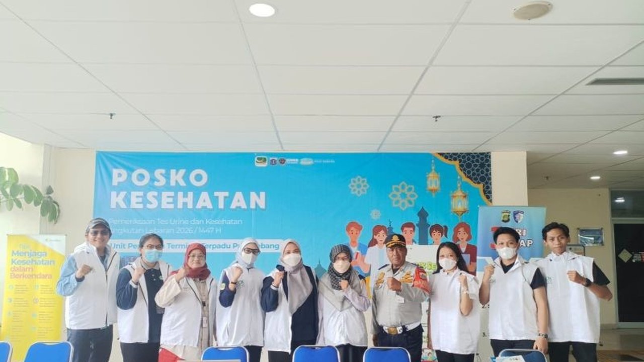 Ratusan pengemudi bus di Terminal Pulogebang antusias memanfaatkan layanan Cek Kesehatan Gratis selama periode arus mudik dan balik, memastikan kondisi prima demi keselamatan perjalanan.