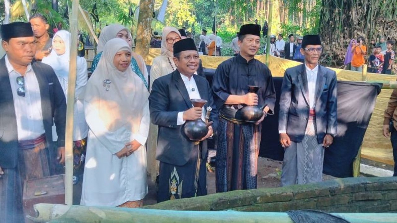 Perayaan Lebaran Topat di Senggigi menjadi momentum strategis bagi Pemerintah Lombok Barat untuk mendongkrak citra kawasan wisata unggulan, sekaligus melestarikan tradisi Suku Sasak.