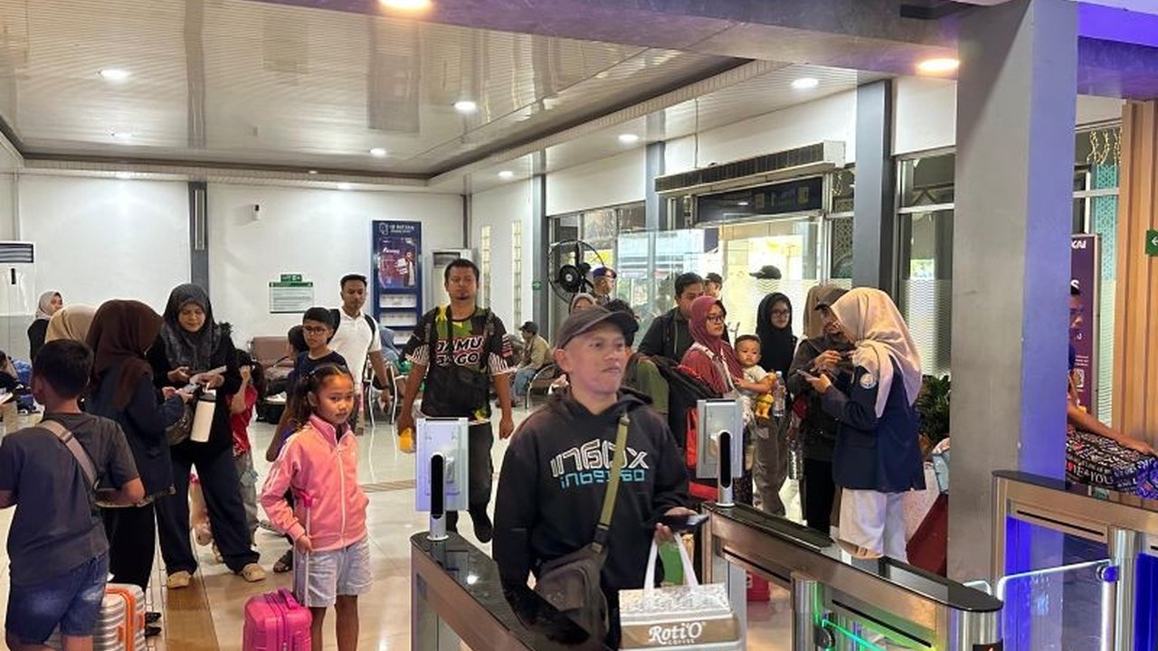 PT KAI Daop 8 Surabaya mencatat Penjualan Tiket KAI Daop 8 kereta api jarak jauh mencapai 87 persen dari total kapasitas, didukung berbagai program diskon yang masih bisa dimanfaatkan masyarakat.