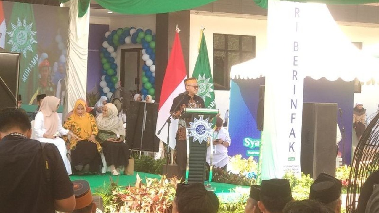 Menteri Pendidikan Dasar dan Menengah Abdul Mu'ti meminta provider telekomunikasi turut serta dalam upaya pembatasan media sosial anak di bawah 16 tahun untuk melindungi mereka dari dampak negatif.