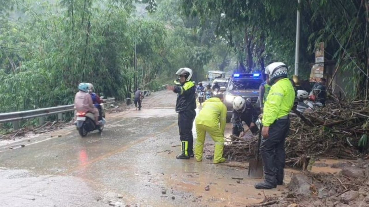 Jalur lalu lintas Bandung-Garut sempat lumpuh akibat material longsor di Nagreg. Polresta Bandung dan warga bahu-membahu memulihkan kondisi, memastikan Longsor Nagreg tertangani cepat.