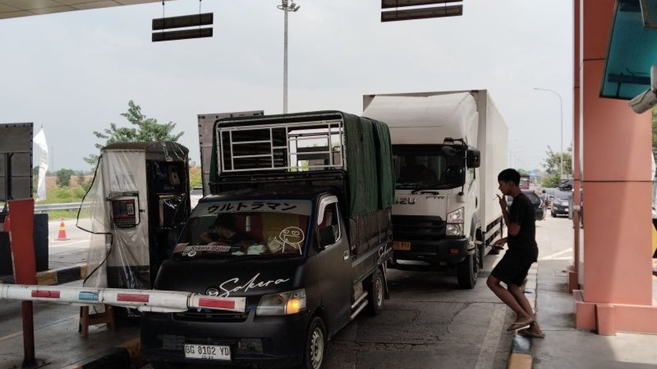 Arus Balik Lebaran 2026 di Gerbang Tol Kramasan Palembang menunjukkan peningkatan signifikan. Kendaraan pribadi luar daerah mendominasi, menciptakan kelancaran lalu lintas.