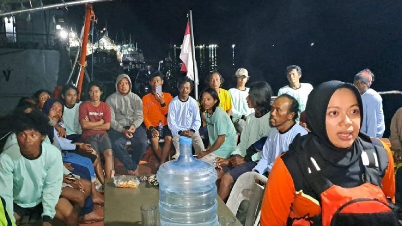 Tim SAR gabungan sigap melakukan **evakuasi ABK KM Mekar Alam** yang terbakar di Laut Arafura, Merauke. Ketahui detail operasi penyelamatan dramatis ini dan nasib nakhoda serta KKM yang tetap di kapal.