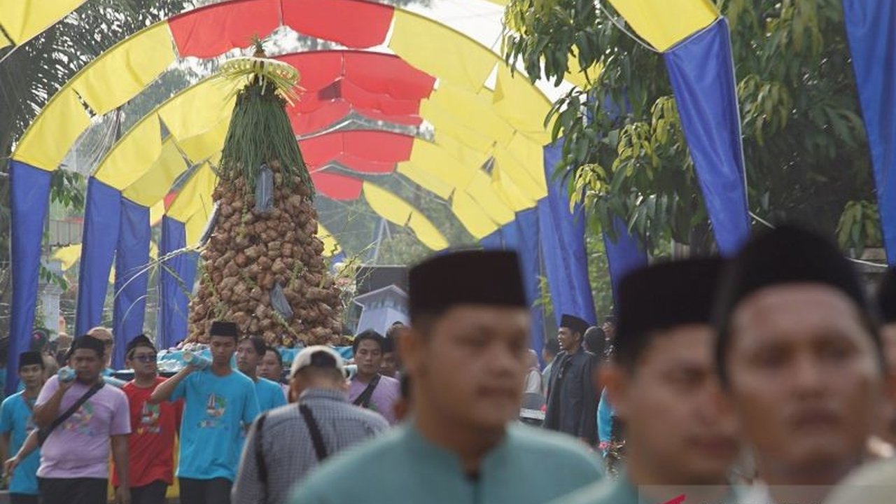 Ribuan warga antusias mengikuti pawai tumpeng ketupat, puncak tradisi Lebaran Ketupat Trenggalek yang telah berusia lebih dari dua abad, meriahkan Kecamatan Durenan, Jawa Timur.