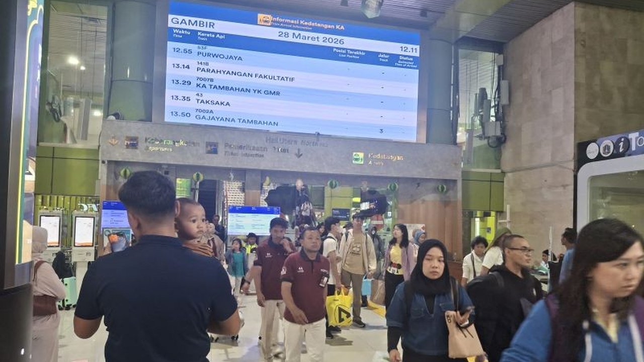 Tingginya minat masyarakat pada kenyamanan kereta api sebagai moda transportasi jarak jauh terbukti selama Angkutan Lebaran 2026, dengan ribuan penumpang memadati stasiun.