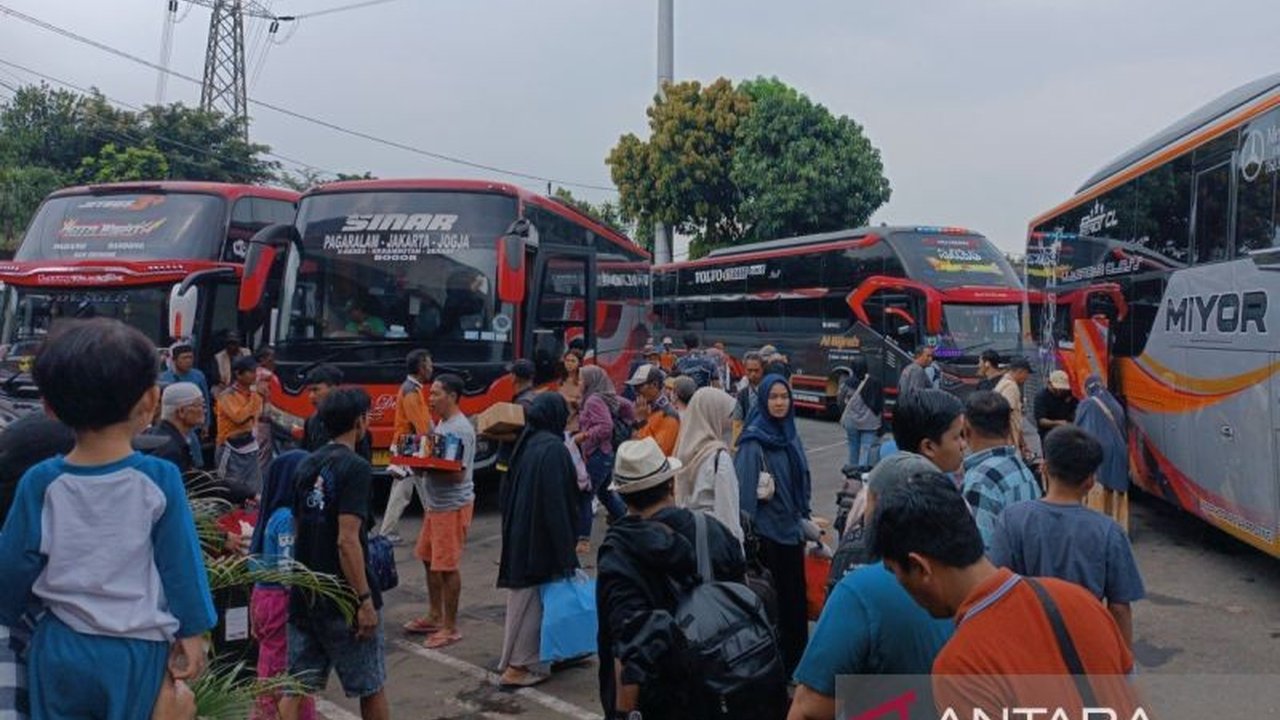 Puncak arus balik Lebaran 2026 di Terminal Kampung Rambutan diprediksi terjadi akhir pekan ini, dengan ribuan penumpang terus berdatangan kembali ke Jakarta setelah liburan.