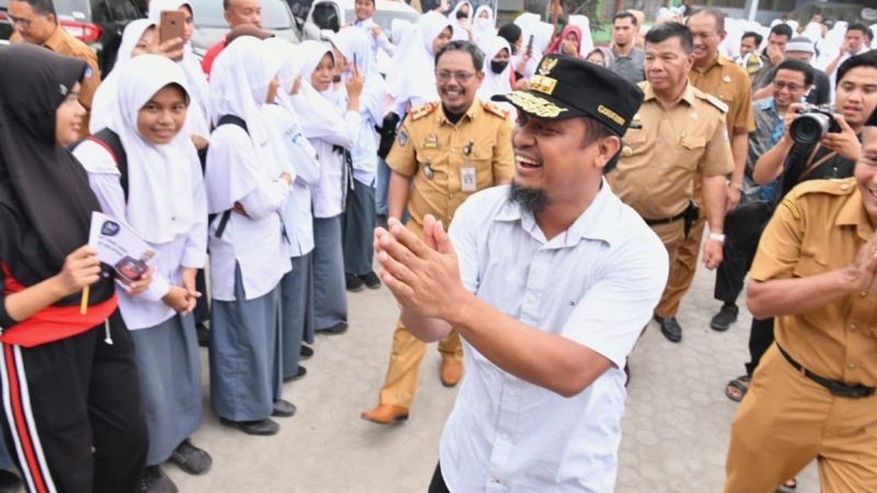 Gubernur Sulawesi Selatan menegaskan kebijakan pembatasan gawai siswa di sekolah telah berlaku sejak lama, bertujuan melindungi anak dari risiko media sosial dan internet. Kebijakan pembatasan gawai siswa ini diperkuat dengan dukungan aturan pemerintah da