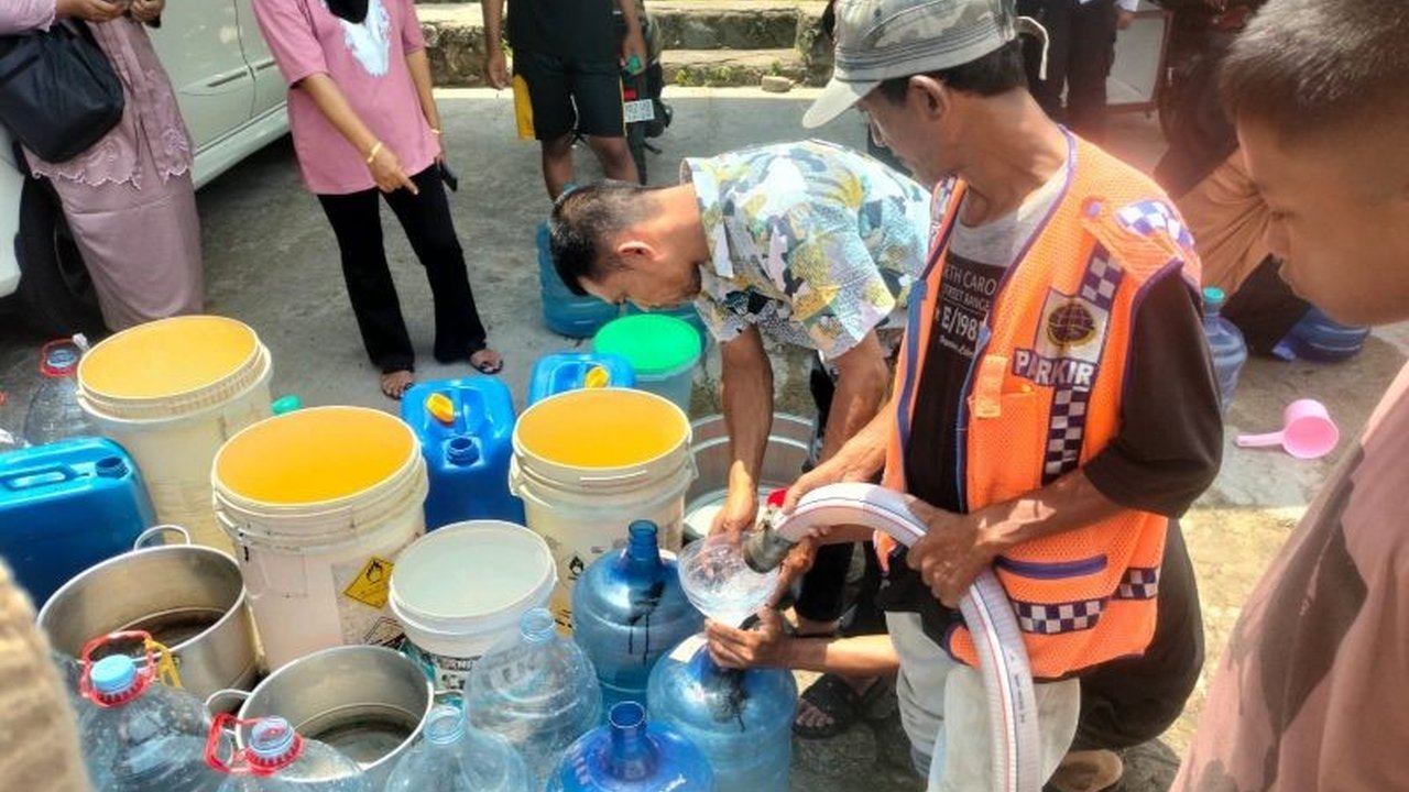 Pemkot Tanjungpinang sigap menyalurkan bantuan air bersih bagi masyarakat yang terdampak kemarau panjang, memastikan kebutuhan dasar terpenuhi di tengah kekeringan yang masih berlangsung sejak awal tahun 2026.