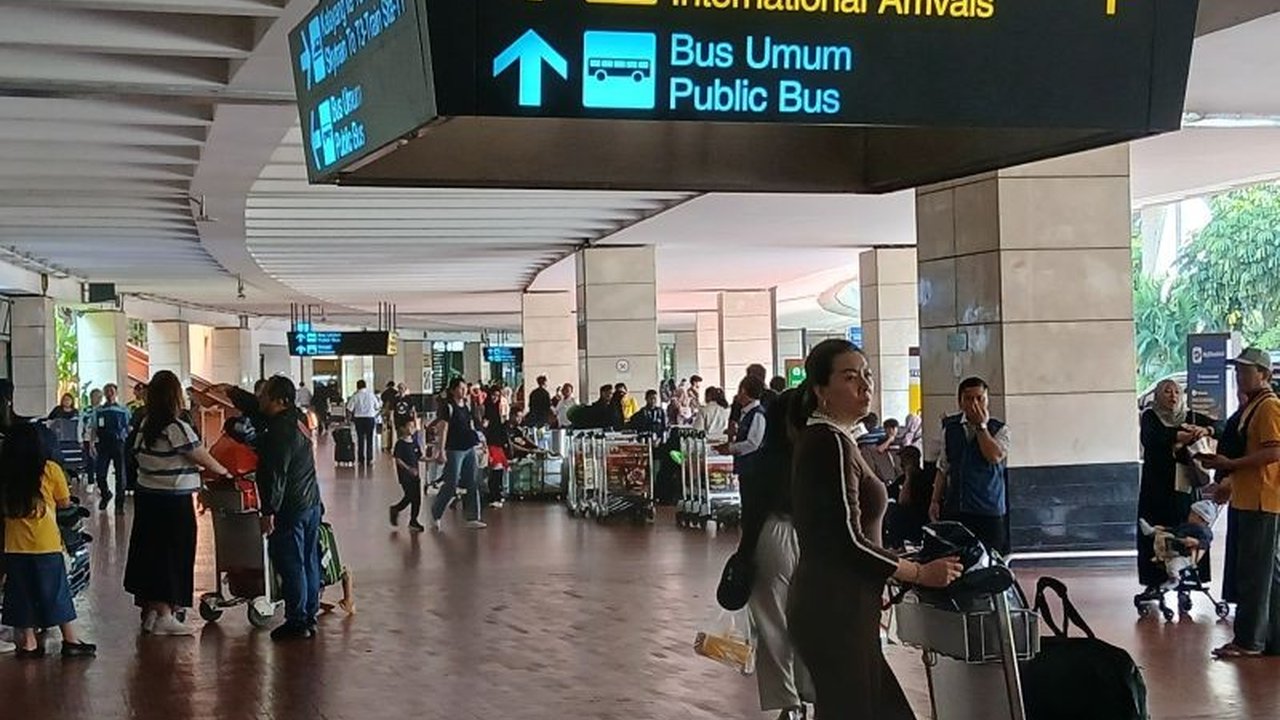 Bandara Soekarno-Hatta memproyeksikan puncak gelombang kedua Arus Balik Lebaran 2026 akan melayani 187.047 penumpang pada 28 Maret, menandai lonjakan signifikan.