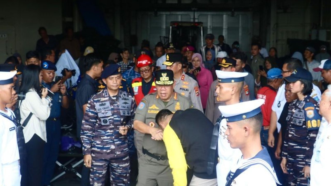 Gubernur Kepulauan Bangka Belitung, Hidayat Arsani, melepas ratusan pemudik dalam program Arus Balik Gratis Lebaran 2026 menggunakan kapal perang KRI Semarang 594 menuju Jakarta. Simak detail keberangkatan dan harapan kelancaran perjalanan arus balik yang