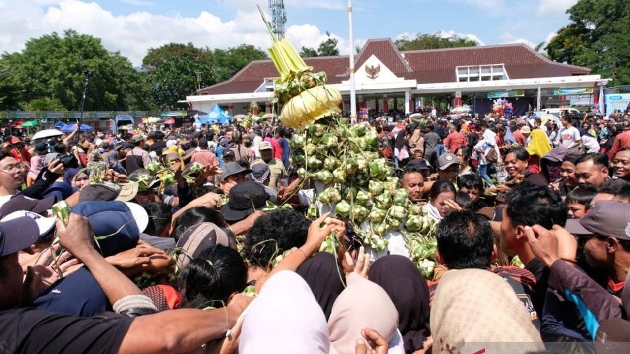 Tradisi Gerebeg Ketupat Magelang kembali digelar pasca-Idulfitri, menjadi simbol eratnya hubungan Pemerintah Kabupaten Magelang dan masyarakat serta momentum introspeksi diri.