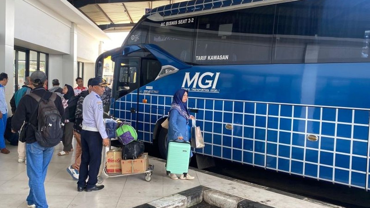 Terminal Guntur Garut alami puncak arus balik Lebaran 2026 gelombang kedua pada Sabtu ini, dengan ribuan penumpang kembali setelah libur panjang dan dimulainya kegiatan sekolah.