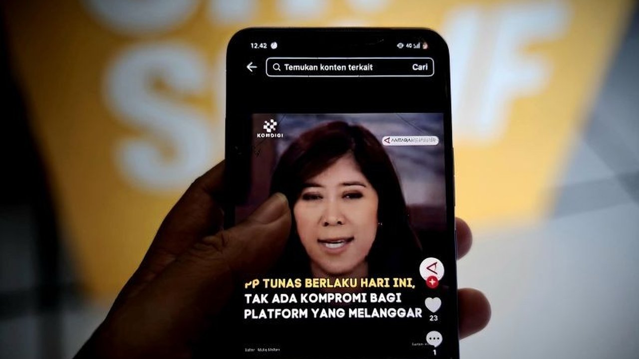 Kebijakan pemerintah dalam perlindungan anak di ranah digital semakin kuat dengan implementasi Permen Komdigi No. 9 Tahun 2026. Namun, penguatan literasi digital bagi orang tua dan anak menjadi kunci utama untuk keberhasilan perlindungan tersebut.