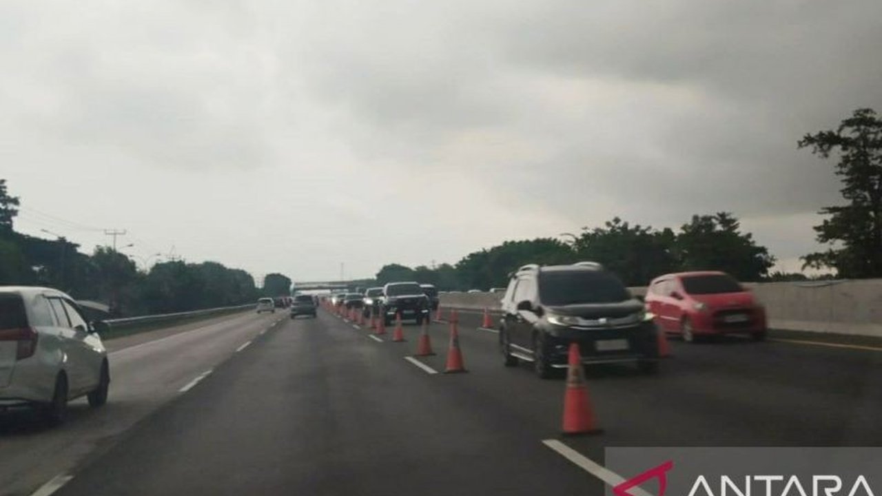 PT Jasamarga Transjawa Tol dan kepolisian memberlakukan contraflow Tol Japek KM 70-47 arah Jakarta Sabtu sore, 28 Maret 2026, antisipasi kepadatan arus balik Lebaran dan pastikan kelancaran.
